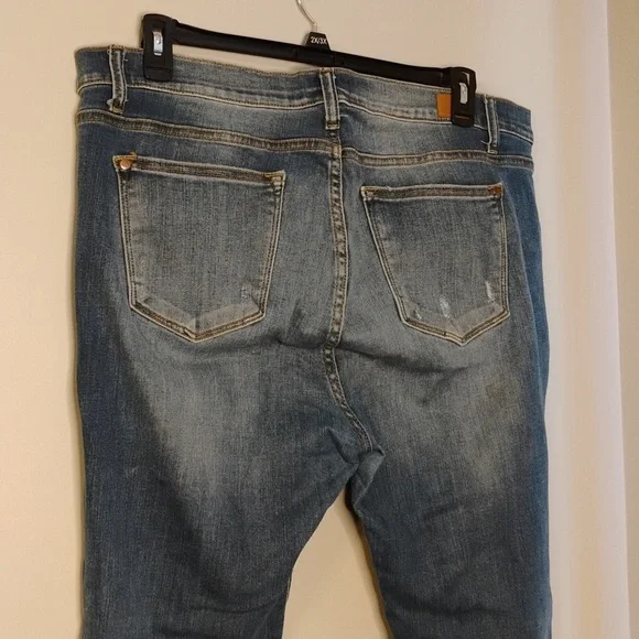 Judy Blue Distressed Jeans - Picture 4 of 10